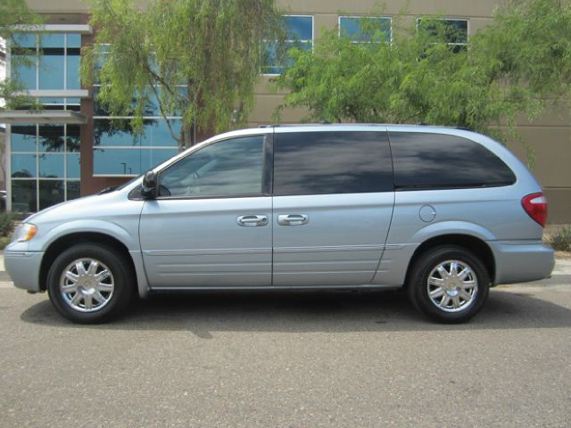 2005 Chrysler Town and Country SLT 25