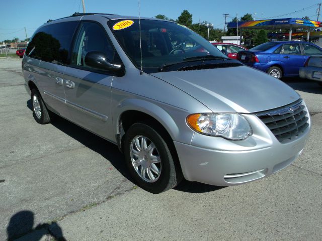 2005 Chrysler Town and Country 3.5