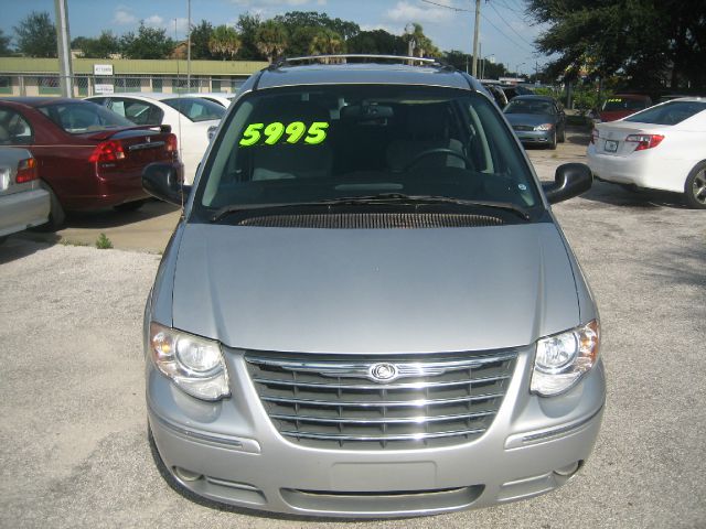 2005 Chrysler Town and Country SLT 25
