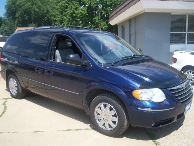 2005 Chrysler Town and Country SLT 25