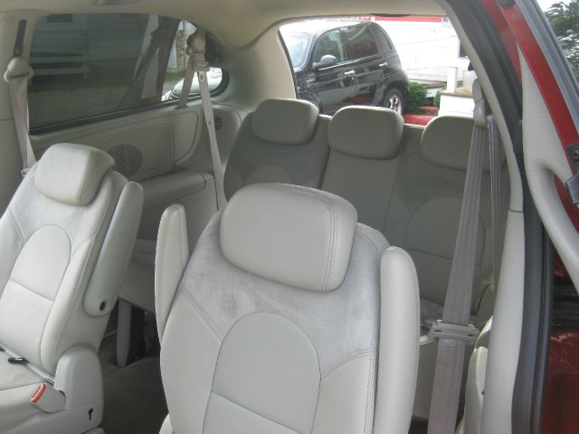 2005 Chrysler Town and Country SLT 25