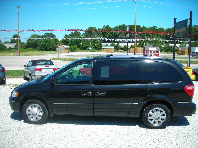 2005 Chrysler Town and Country SLT 25