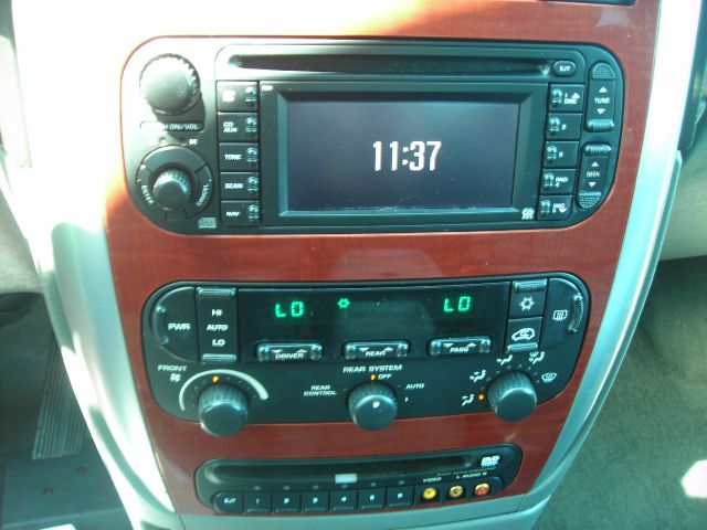 2005 Chrysler Town and Country SLT 25