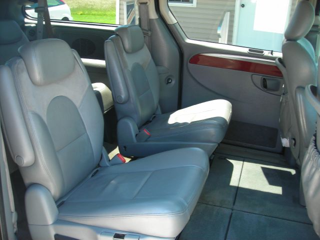 2005 Chrysler Town and Country SLT 25