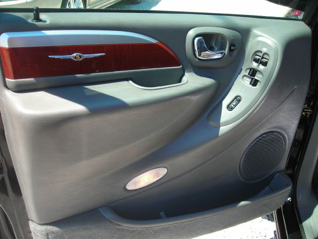 2005 Chrysler Town and Country SLT 25