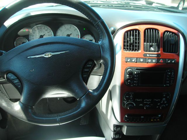 2005 Chrysler Town and Country SLT 25