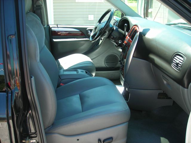 2005 Chrysler Town and Country SLT 25