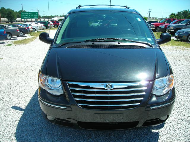 2005 Chrysler Town and Country SLT 25