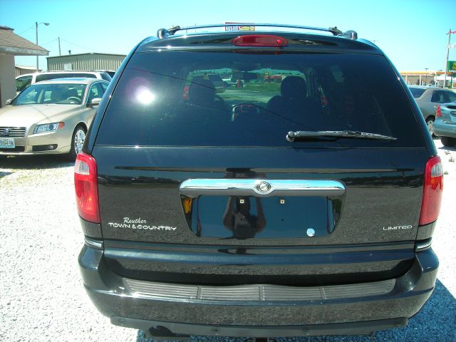 2005 Chrysler Town and Country SLT 25