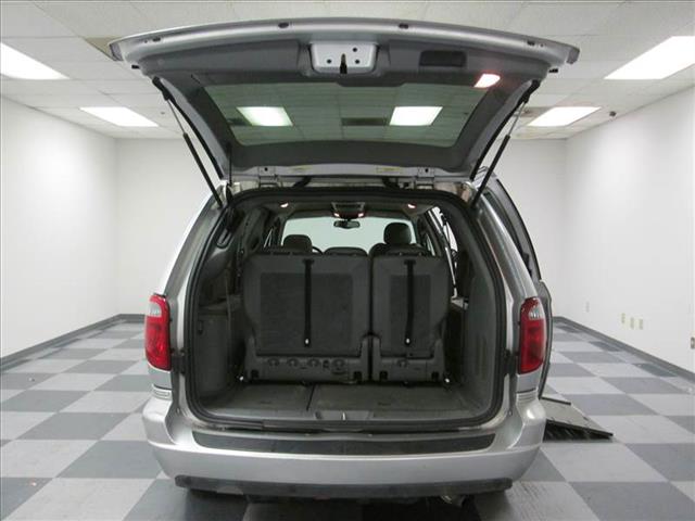 2005 Chrysler Town and Country SLT 25