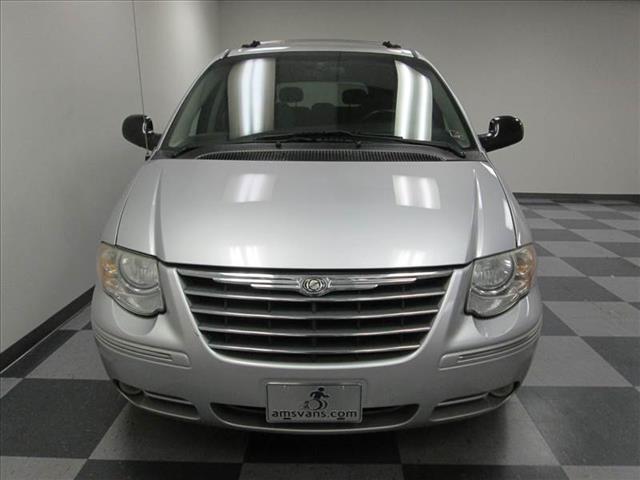 2005 Chrysler Town and Country SLT 25