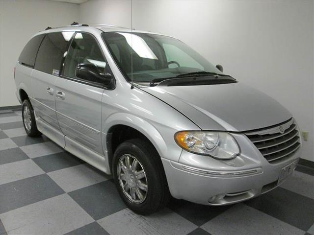 2005 Chrysler Town and Country SLT 25