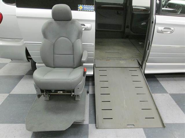 2005 Chrysler Town and Country SLT 25