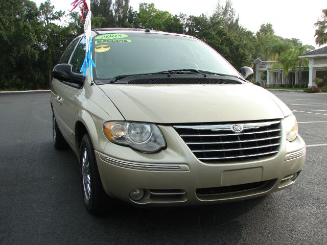 2005 Chrysler Town and Country SLT 25