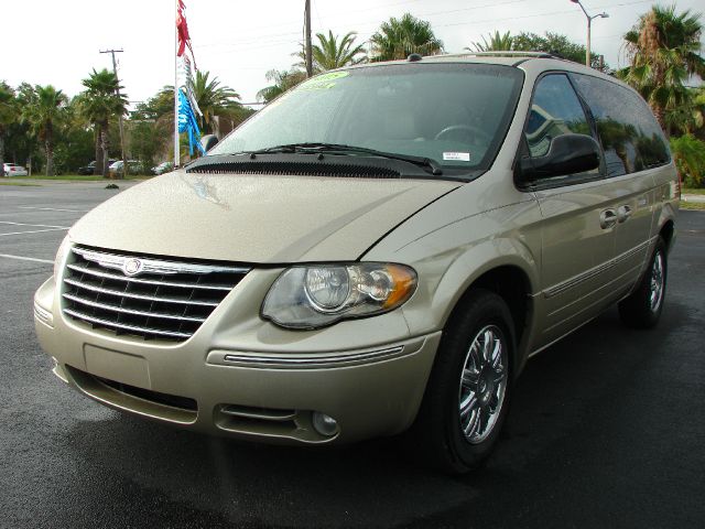 2005 Chrysler Town and Country SLT 25