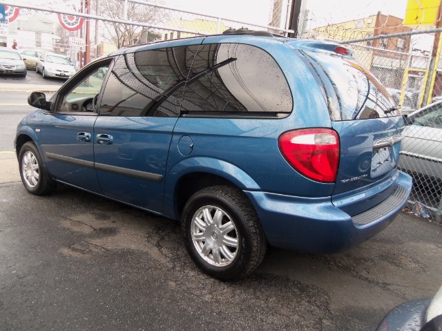2005 Chrysler Town and Country RT HEMI W/ Sunroof