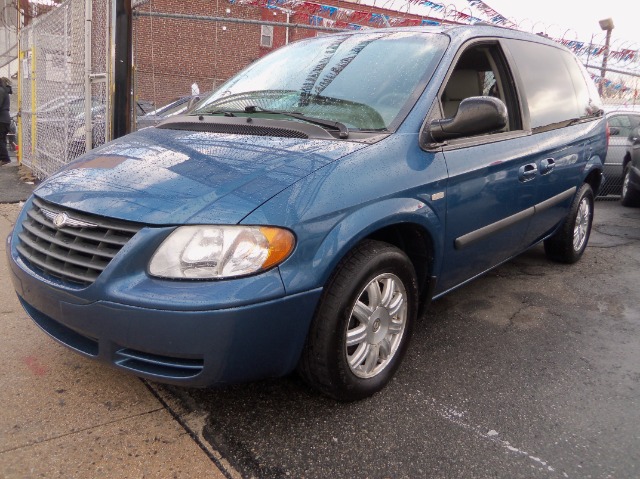 2005 Chrysler Town and Country RT HEMI W/ Sunroof