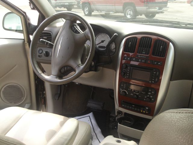 2005 Chrysler Town and Country SLT 25