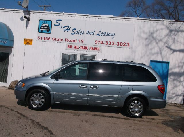 2005 Chrysler Town and Country SLT 25