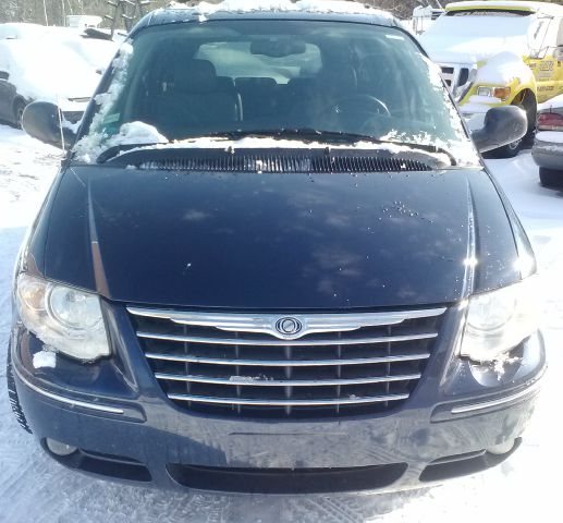 2005 Chrysler Town and Country SLT 25