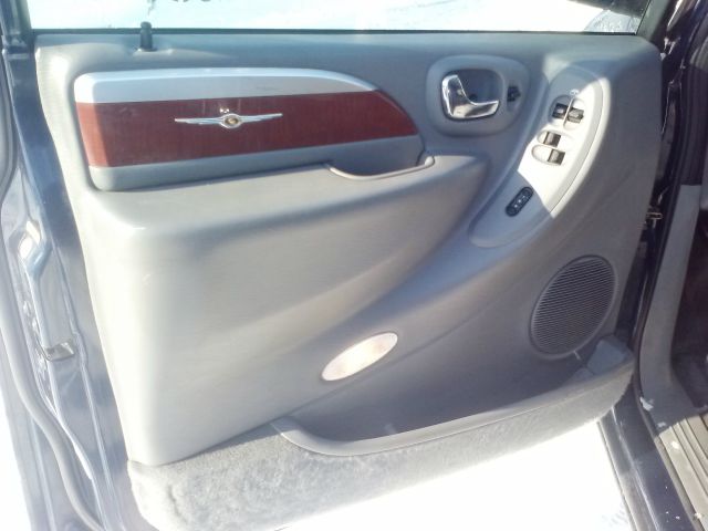 2005 Chrysler Town and Country SLT 25