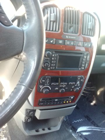 2005 Chrysler Town and Country SLT 25