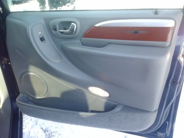 2005 Chrysler Town and Country SLT 25