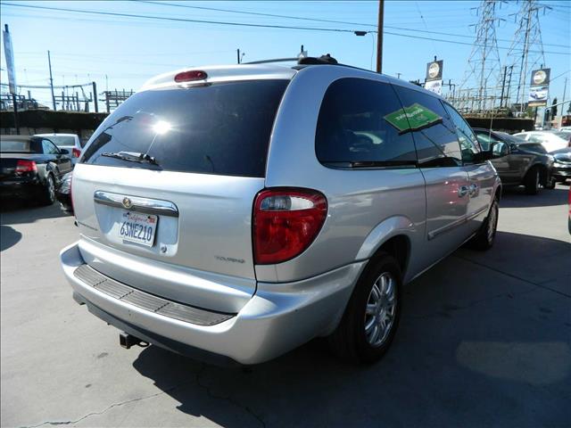 2005 Chrysler Town and Country 5 LS