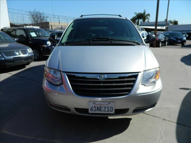 2005 Chrysler Town and Country 5 LS