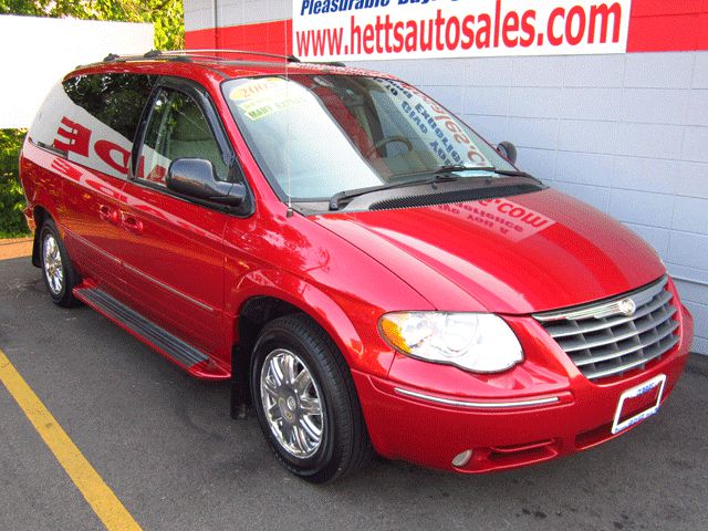 2005 Chrysler Town and Country SLT 25