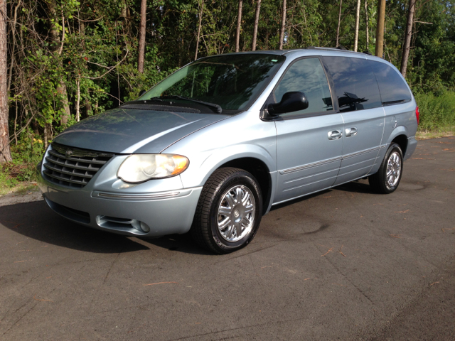 2005 Chrysler Town and Country SLT 25