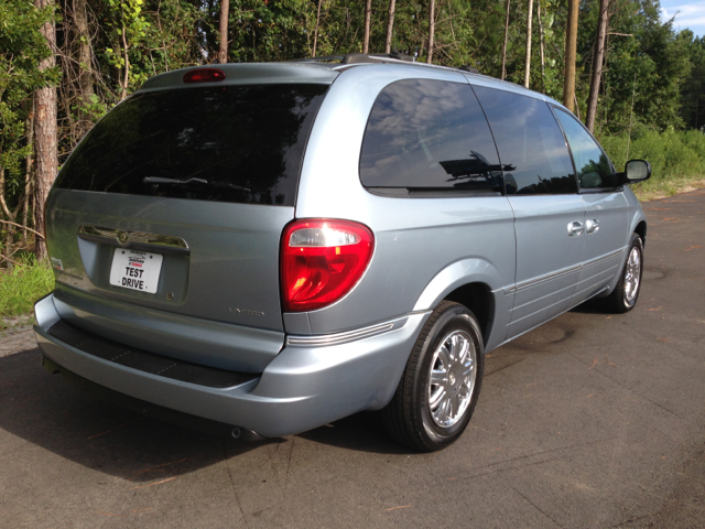 2005 Chrysler Town and Country SLT 25