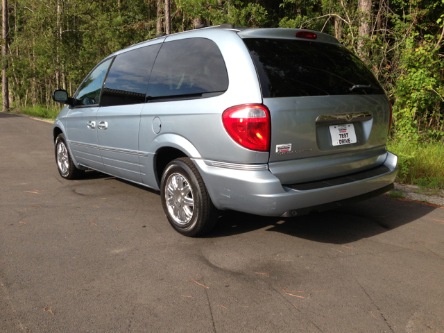 2005 Chrysler Town and Country SLT 25