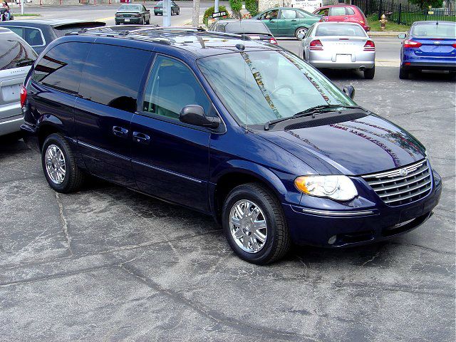 2005 Chrysler Town and Country SLT 25