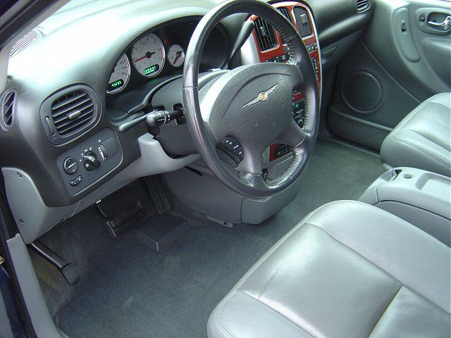 2005 Chrysler Town and Country SLT 25