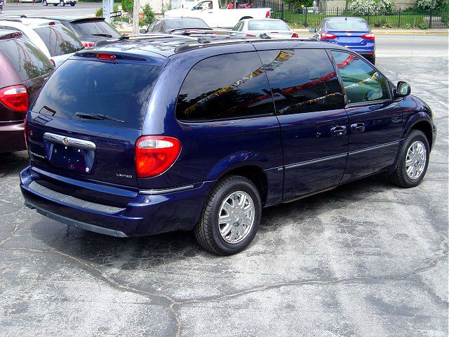 2005 Chrysler Town and Country SLT 25