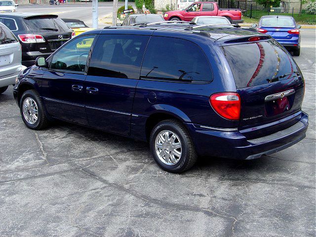 2005 Chrysler Town and Country SLT 25