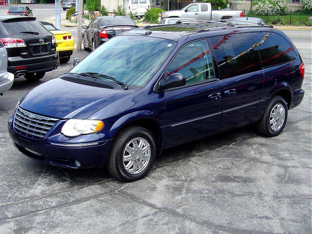 2005 Chrysler Town and Country SLT 25