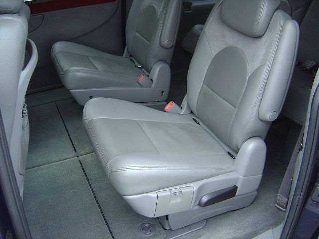 2005 Chrysler Town and Country SLT 25
