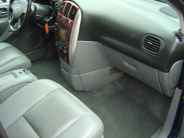 2005 Chrysler Town and Country SLT 25
