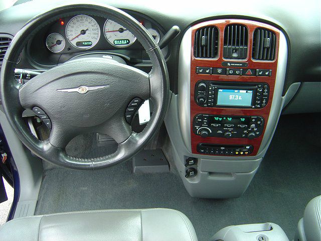 2005 Chrysler Town and Country SLT 25