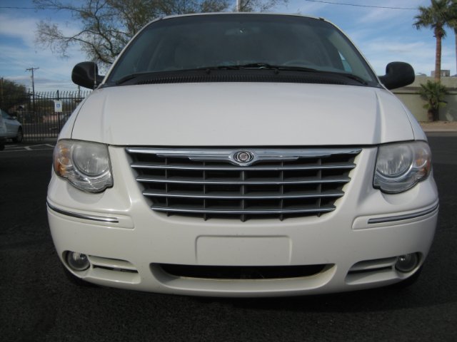 2005 Chrysler Town and Country SLT 25