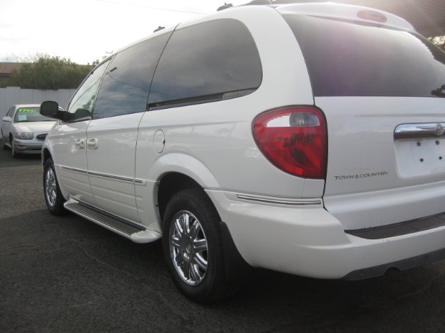 2005 Chrysler Town and Country SLT 25