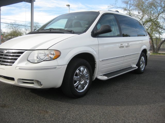 2005 Chrysler Town and Country SLT 25