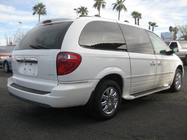2005 Chrysler Town and Country SLT 25