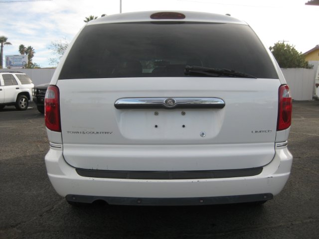2005 Chrysler Town and Country SLT 25