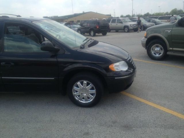 2005 Chrysler Town and Country SLT 25