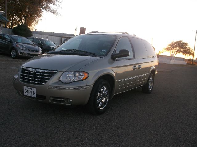 2005 Chrysler Town and Country SLT 25