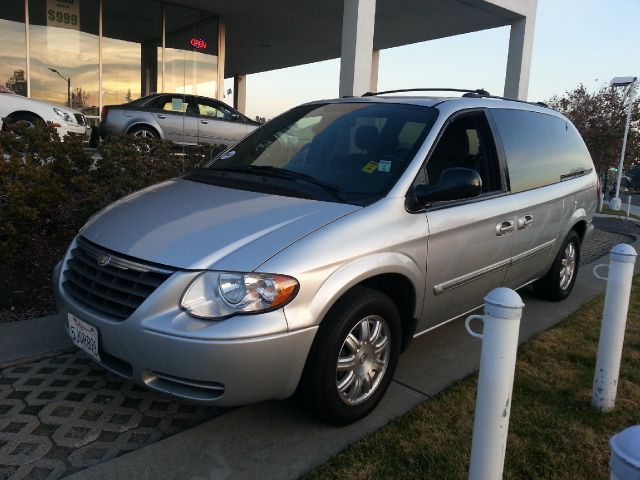 2005 Chrysler Town and Country 3.5