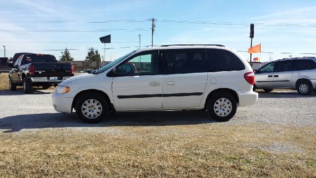 2006 Chrysler Town and Country Base